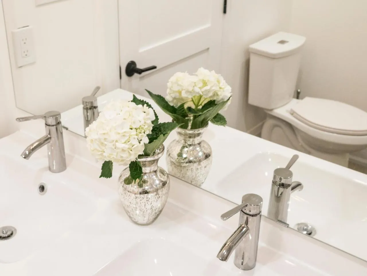 Modern Apartment Near Downtown 토론토