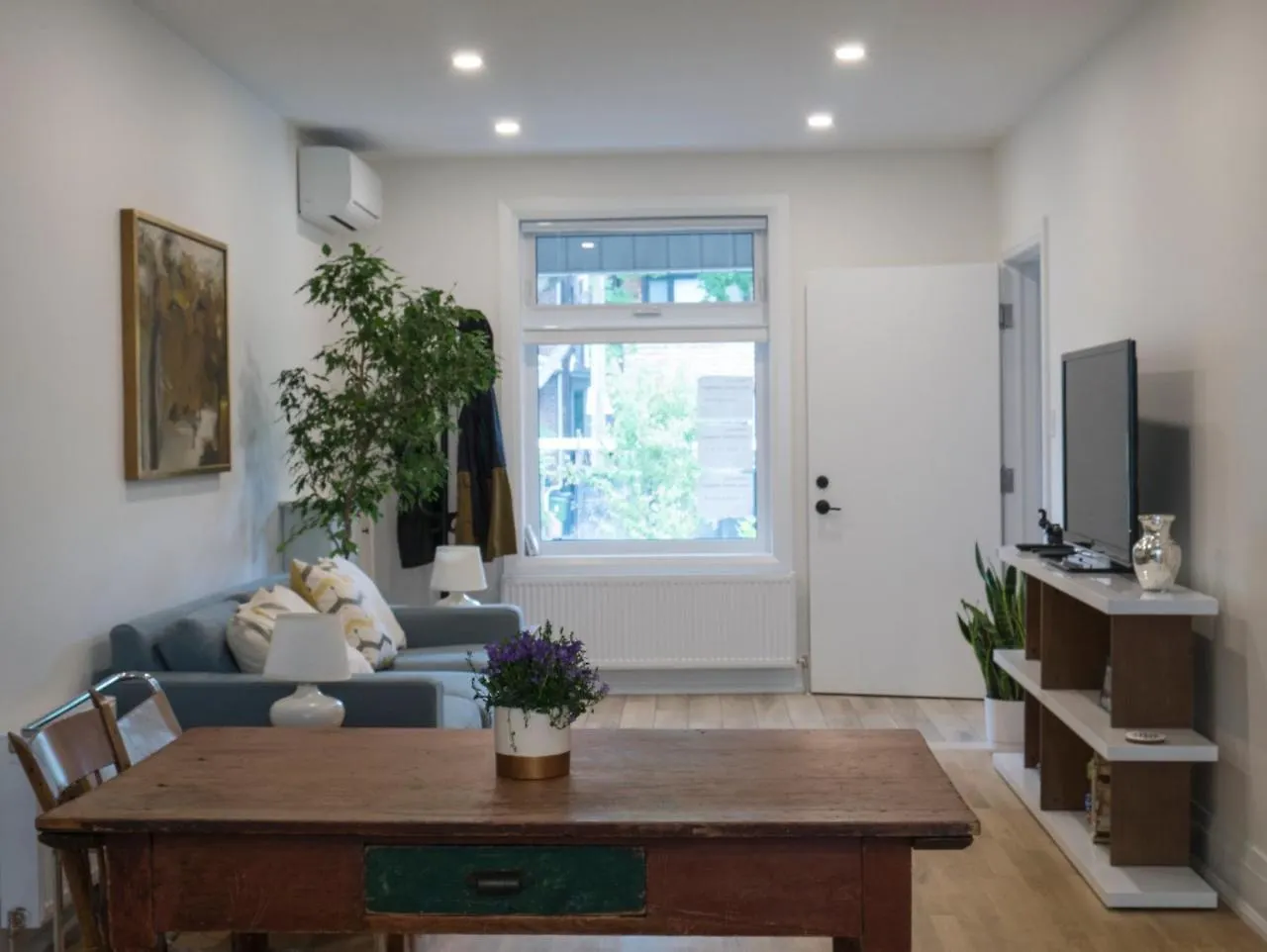 Modern Apartment Near Downtown Toronto Canada