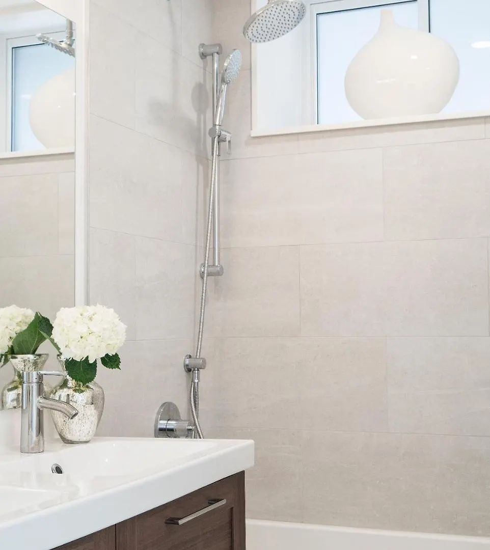 Modern Apartment Near Downtown 토론토