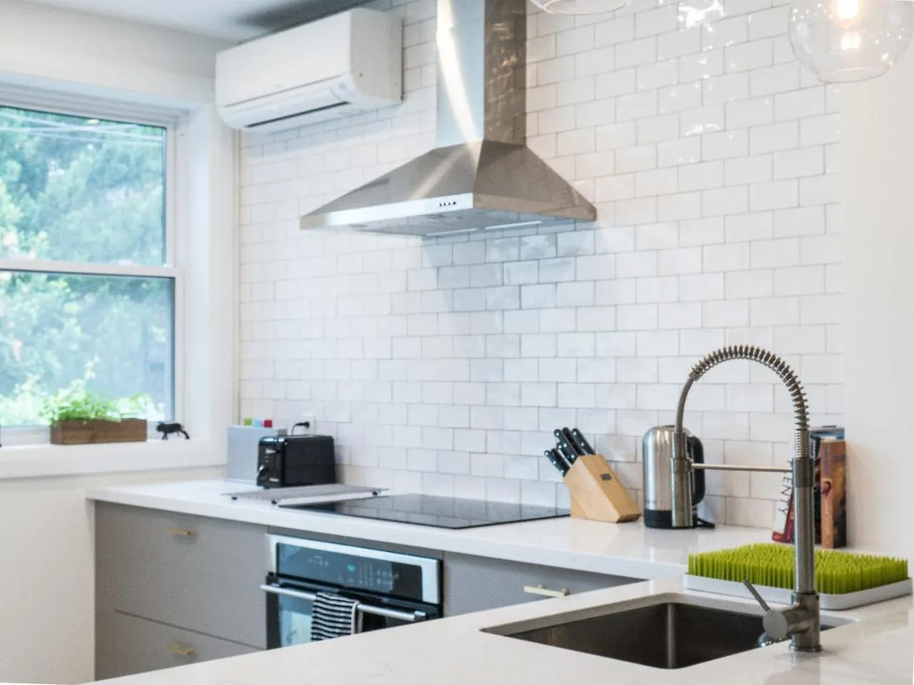 Modern Apartment Near Downtown 토론토